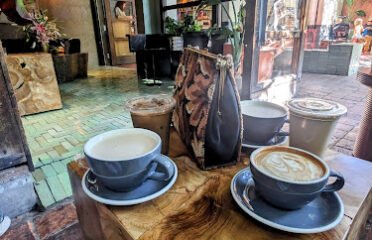 CAFE NIDO: Coffee & Books