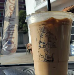 Esquina Vintage and Coffee