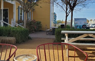 Farmhouse Coffee & Treasures