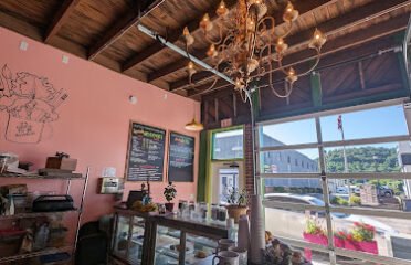 Lively Iris Bakery Cafe & Creative Lounge